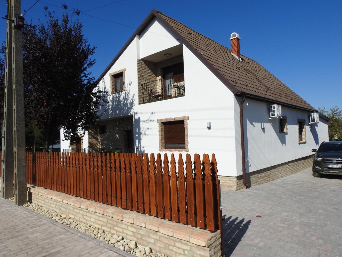 Kukorica Csarda Apartman 2 Balatonujlak ภายนอก รูปภาพ